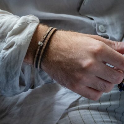 Bracelet en cuir artisanal et argent 925 pour homme le jabiru avec un design à la fois classique et original. Made in France, haut de gamme. Couleur sable et python avec boucle en argent. Fabriqué en France.